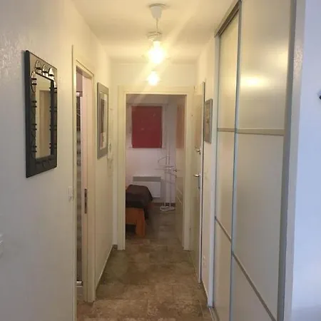 T2 Classe Avec Garage Centre Et A 300 M ,clim Wifi *