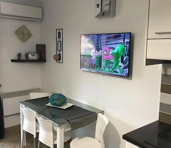 Appartement T2 Classé Avec Garage Centre Et à 300 M ,clim Wifi LʼÎle-Rousse