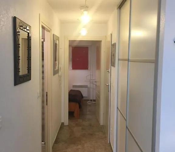 T2 Classe Avec Garage Centre Et A 300 M ,clim Wifi *