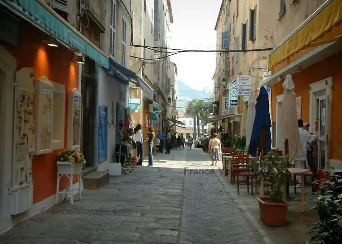 T2 Classé Avec Garage Centre Et à 300 M ,clim Wifi Appartement LʼÎle-Rousse